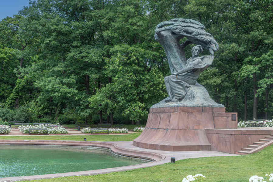 Polonia - Varsovia 215 - monumento a Frédéric Chopin.jpg
